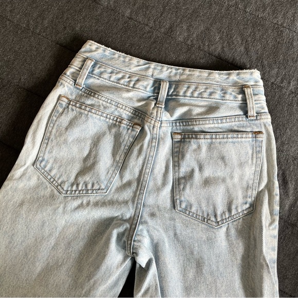Abercrombie Light Wash  Mom Jeans - Picture 5 of 5